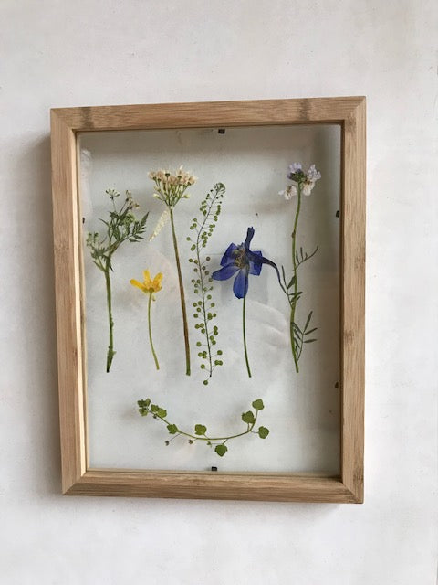 bamboe frame with dried flowers
